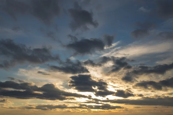 Scuro cielo nuvoloso sfondo — Foto Stock