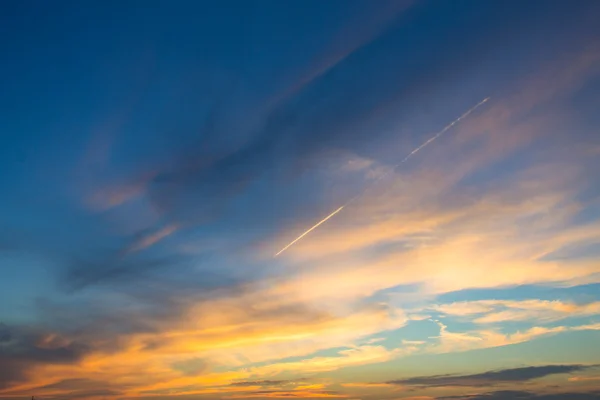 Ljusa och mörka sidor av sunset himmel bakgrund — Stockfoto