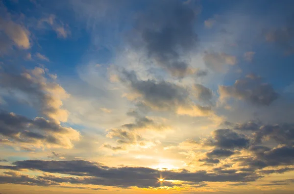 Molnigt solnedgång himmel bakgrund — Stockfoto