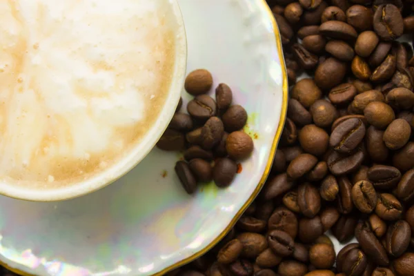 커피 원두 배경에 커피 한 잔 — 스톡 사진