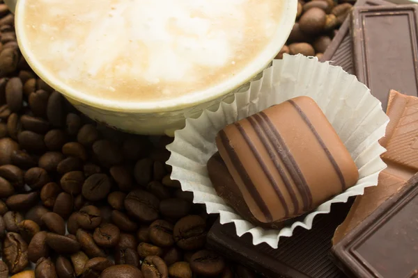Chocolate sobre fondo de cofee —  Fotos de Stock
