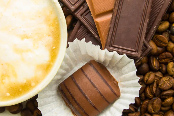 Шоколад на кавовому фоні — стокове фото