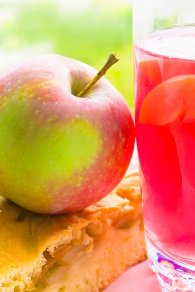 Manzana, tarta de manzana y fruta estofada en vidrio — Foto de Stock