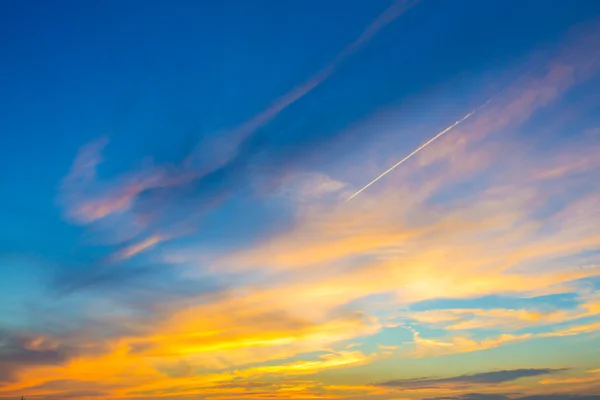 Západ slunce obloha s mraky pozadí — Stock fotografie
