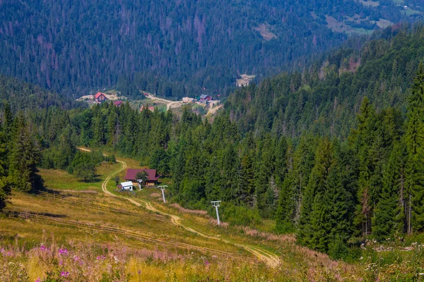 Kleines Holzhaus in den Bergen — Stockfoto