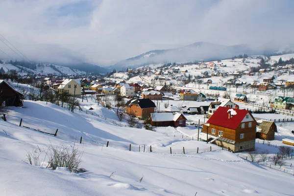 Inverno montanha aldeia paisagem — Fotografia de Stock