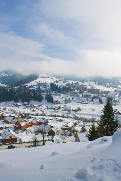 Bergdorf im Schnee — Stockfoto