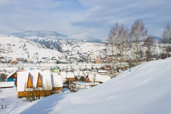 Inverno montanha aldeia paisagem — Fotografia de Stock