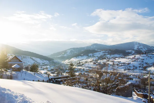 Luce del sole in montagna villaggio invernale — Foto Stock