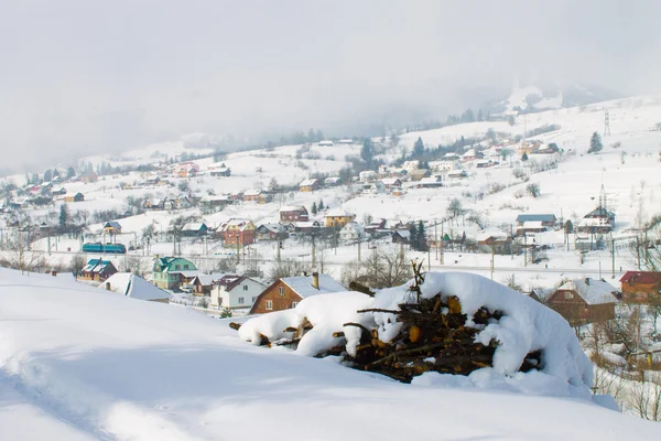 Vinter by i snö — Stockfoto