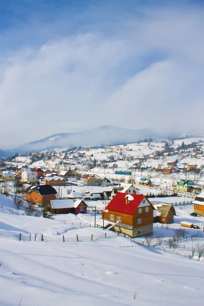 Inverno montanha aldeia vista — Fotografia de Stock