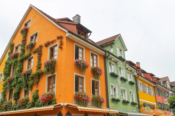 Haus in Blumen — Stockfoto