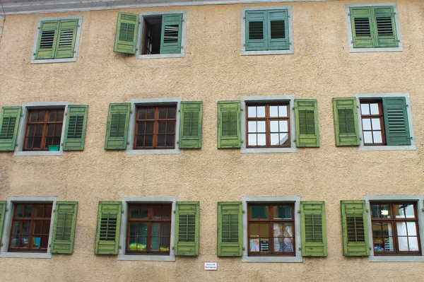 Fenêtres vertes colorées — Photo