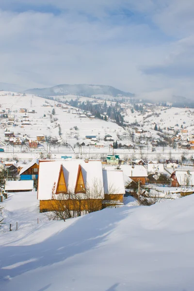 Häuser in den Winterbergen — Stockfoto