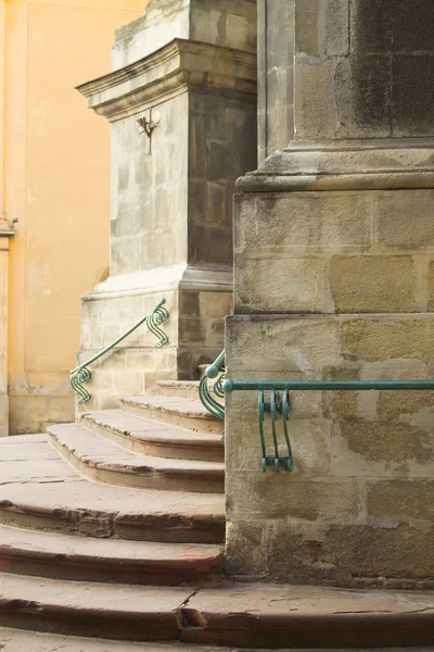 성당에 있는 오래 된 계단 — 스톡 사진