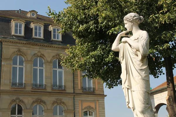 Monument i parken — Stockfoto