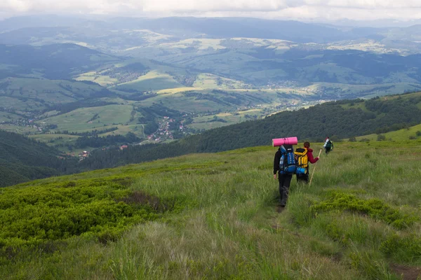 Turistas en las montañas — Foto de Stock