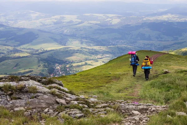Tourists walking in mountains — Stock Photo, Image