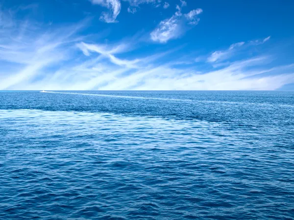 Horizon ciel dans la mer bleue . — Photo