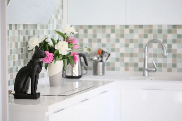 La moderna cocina blanca en estilo de alta tecnología con encimeras blancas, encimera y fregadero blanco. fragmento de interior — Foto de Stock