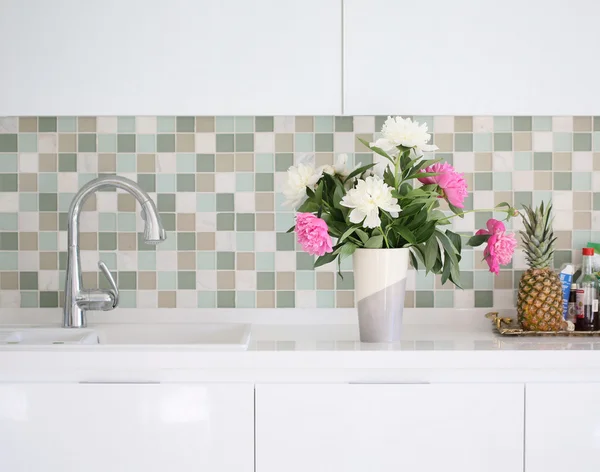 Modern beyaz mutfak beyaz üst ve beyaz lavabo ile teknoloji tarzında. iç parçası — Stok fotoğraf