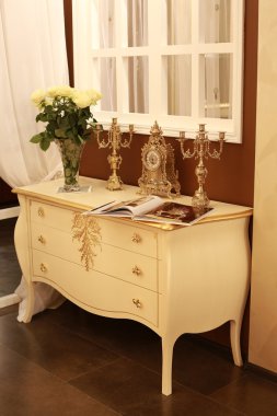 eski saatler ve avizeler Çekmeceli. peluş iç