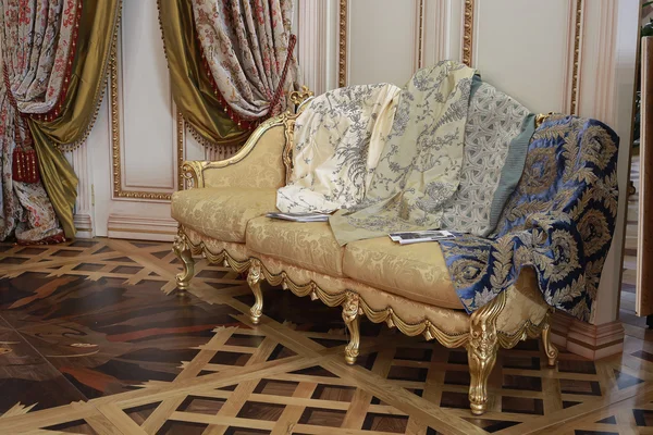 Inredning vardagsrum med soffa och exklusiva parkettgolv palatsliknande Stockfoto