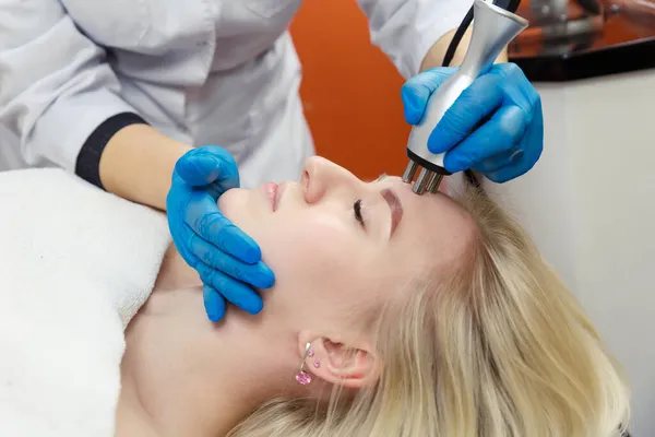 Process Correcting Face Contour Young Woman Using Lifting Beauty Salon — Stock Photo, Image