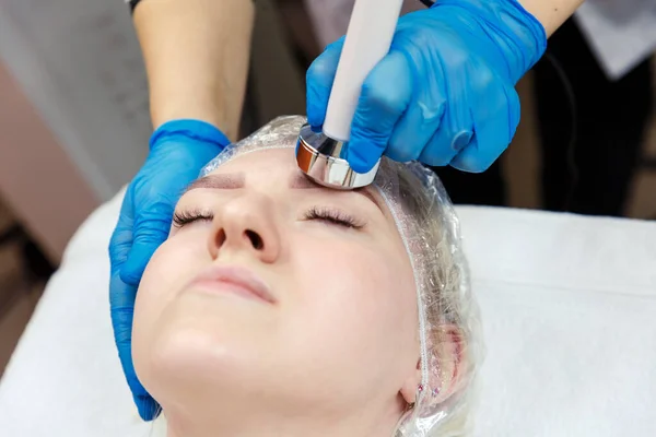 Proces Kawitacji Twarzy Młodej Kobiety Odmładzanie Napinanie Skóry Twarzy Kosmetologii — Zdjęcie stockowe