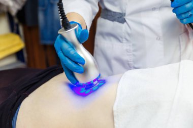 Dondurucu bakım kullanarak güzellik salonunda deri bakımı yapılıyor. Spa salonundaki hırdavatçı kozmetolojisi..