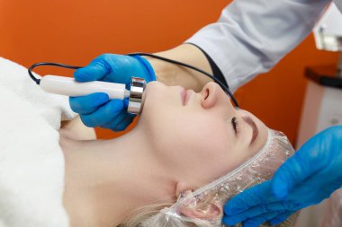 Genç bir kadın kaplıcada yüz boşluğu yaptırıyor..