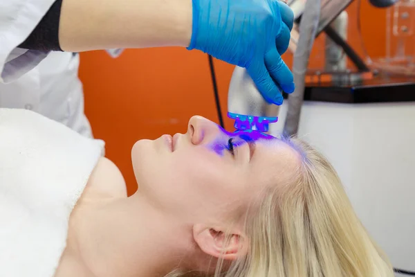 Pielęgnacja Twarzy Salonie Piękności Przy Użyciu Opieki Kriogenicznej Kosmetologia Sprzętu — Zdjęcie stockowe