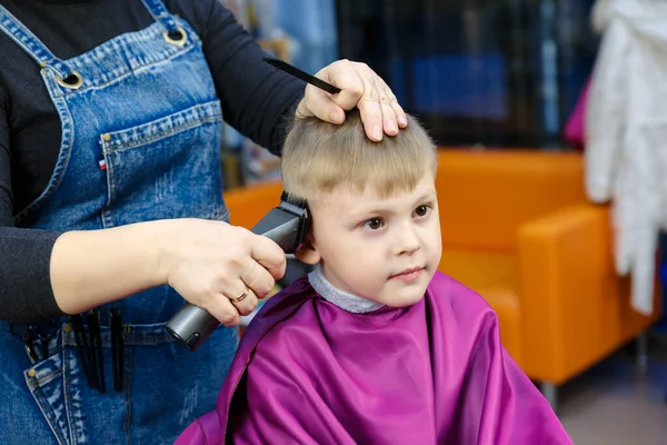 Coiffeur Enfants Garçon Mineur Fait Couper Les Cheveux Chez Coiffeur — Photo