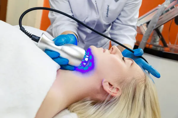 Dondurucu bakım kullanarak güzellik salonunda yüz bakımı. Spa salonundaki hırdavatçı kozmetolojisi..