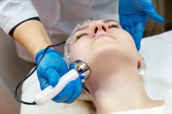 Young Woman Gets Facial Cavitation Spa Salon — Stock Photo, Image