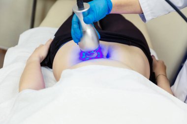 Spa salonunda modern vücut bakımı. Vücut güzelliği için donanım kriyoterapisi.