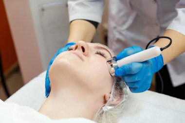 Donanım kozmetolojisi. Kaplıca salonunda yüz bakımı..