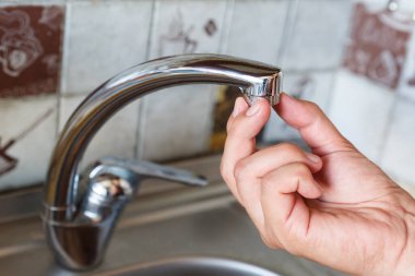 Ev tesisatı ve tesisat tamiri konsepti. Evde tesisat işi..