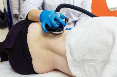 Yağ yakmak için RF dalgası. Donanım prosedürlerine göre vücut figürünün düzeltilmesi.