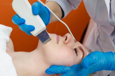 Yüzün derisini temizlemek için modern donanım prosedürleri.