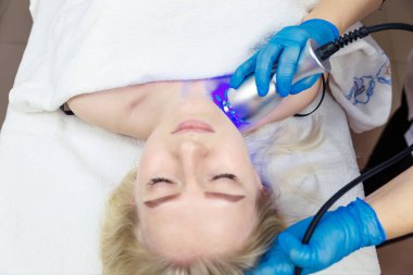 Bir kaplıca salonunda soğuk yüz dondurucu terapisi. Boyun ve yüzün özen ve gençleşmesi için kriyoterapi uygulanacak..