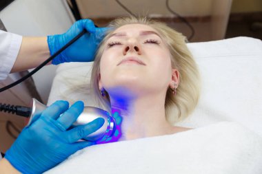 Dondurucu bakım kullanarak güzellik salonunda yüz bakımı. Spa salonundaki hırdavatçı kozmetolojisi..