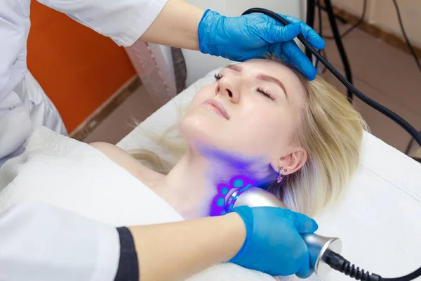 Chilled Face Cryotherapy Spa Salon Care Rejuvenation Skin Neck Face — Stock Photo, Image