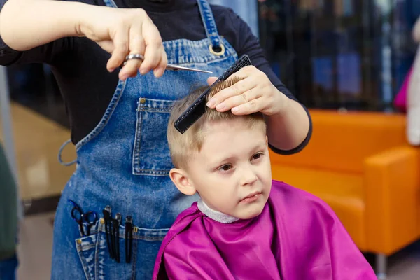 Детская стрижка в специальной детской парикмахерской. — стоковое фото