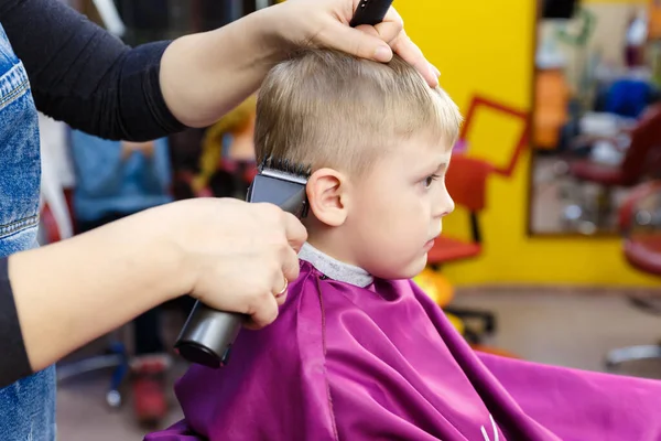 Детская стрижка в специальной детской парикмахерской. — стоковое фото