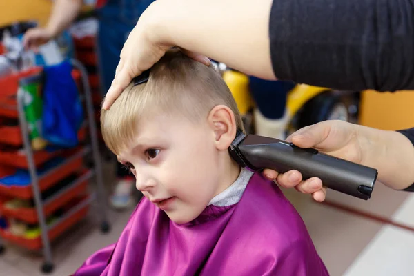 Peluquería para niños cortes de pelo en un salón de belleza. — Foto de Stock