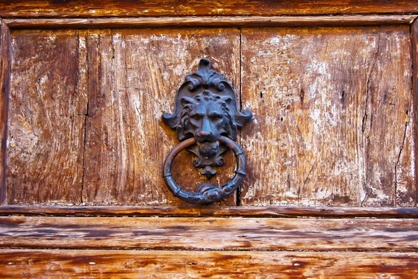 Detail-of-an-old-wooden-church-door-with-iron-knocker-in-the-for — 图库照片