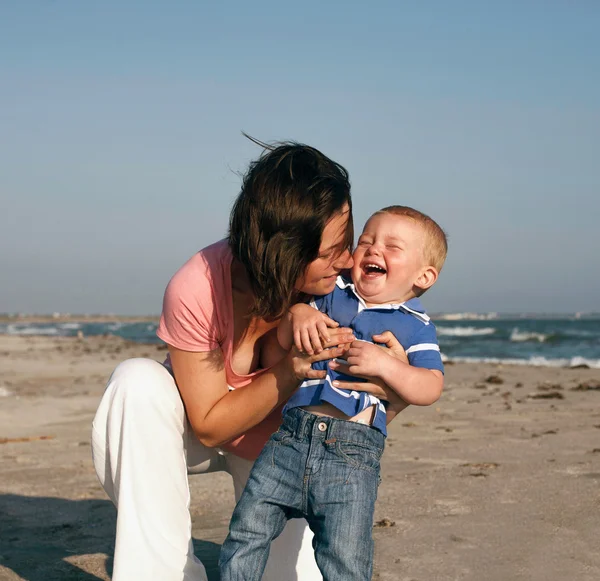 Madre juega con hijo — Foto de Stock