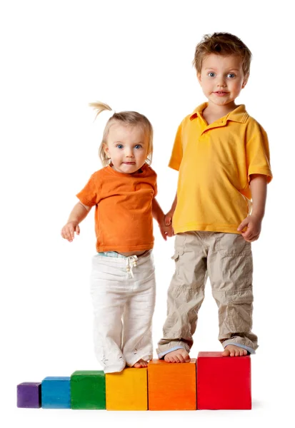 Niños felices jugando bloques de construcción. Aislado . — Foto de Stock