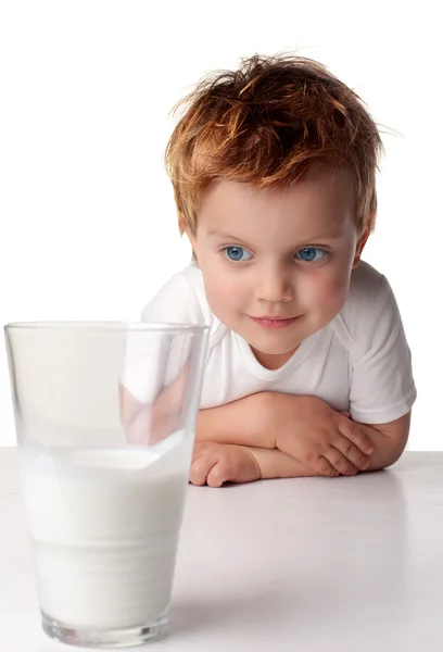 Kind trinkt Milch — Stockfoto